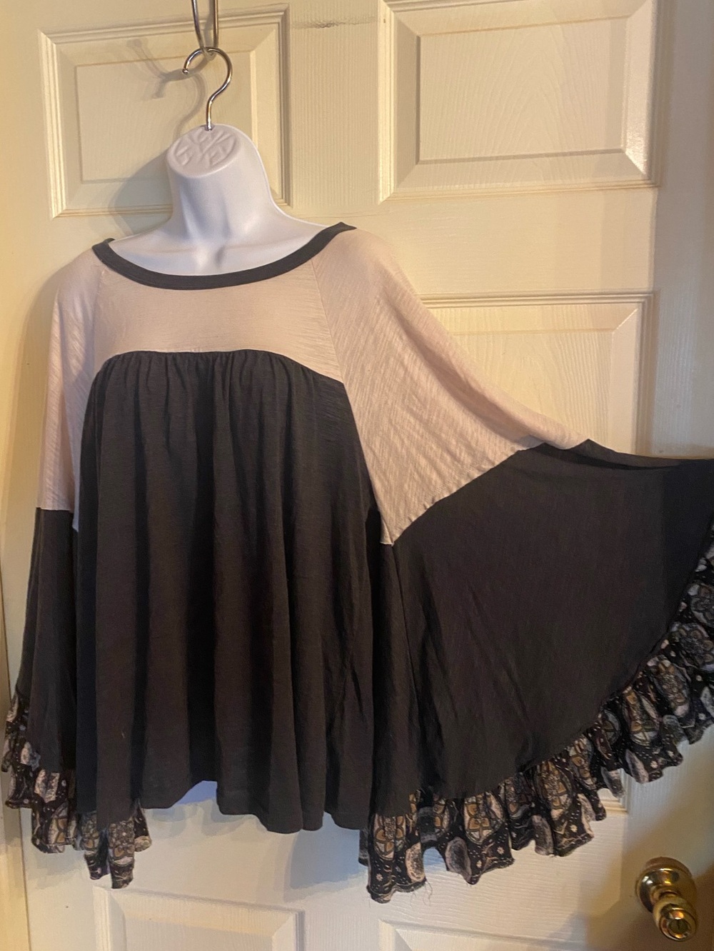 Women’s Black /cream butterfly wing sleeve top
